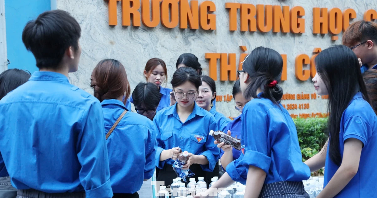 Hình ảnh các 'đặc vụ' khoác áo xanh tiếp sức mùa thi