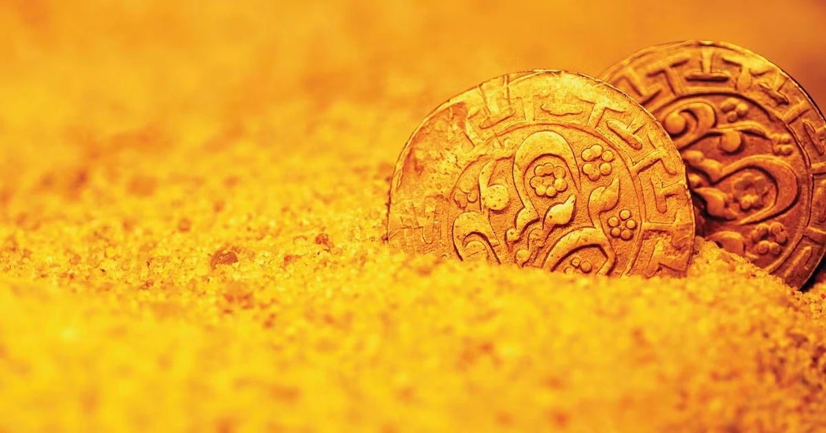 Người nông dân dùng máy dò kim loại trên cánh đồng bất ngờ phát hiện một kho báu hơn 2200 năm tuổi