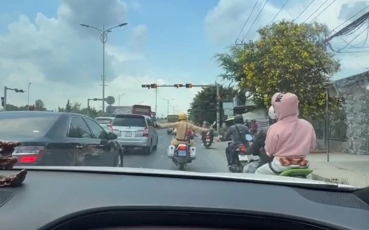 CSGT Đồng Tháp dùng xe đặc chủng mở đường cứu bệnh nhân giữa dòng xe ùn tắc