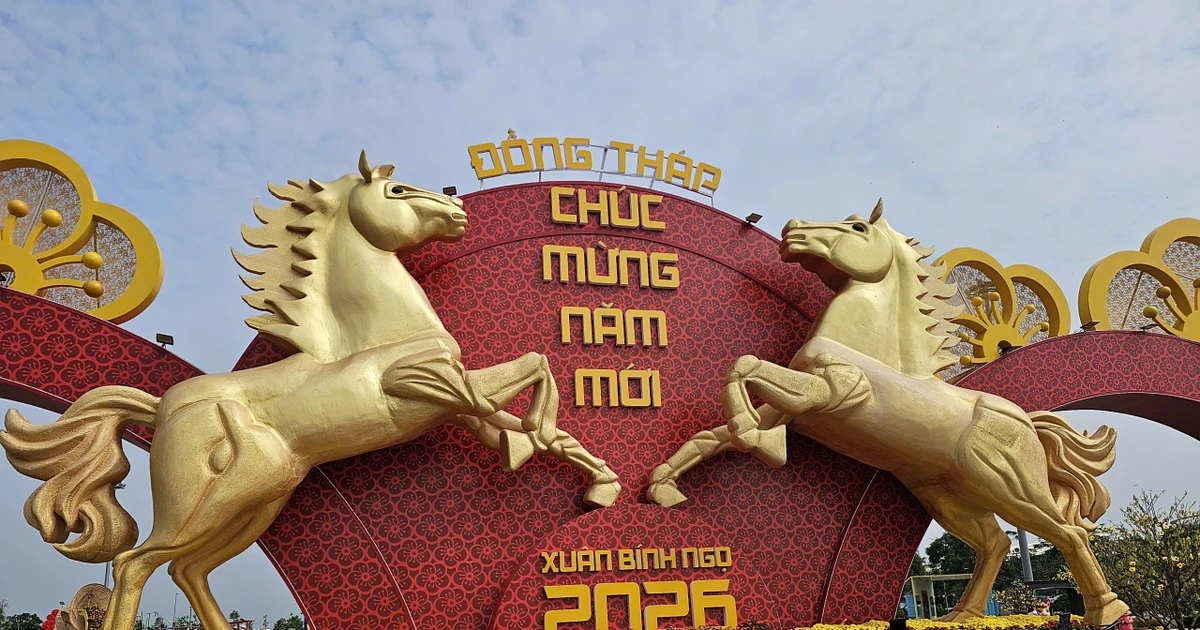 Linh vật ngựa độc đáo tại đường hoa Đồng Tháp