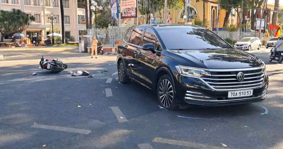 Ô tô rẽ trái va phải xe máy, bé 5 tuổi tử vong