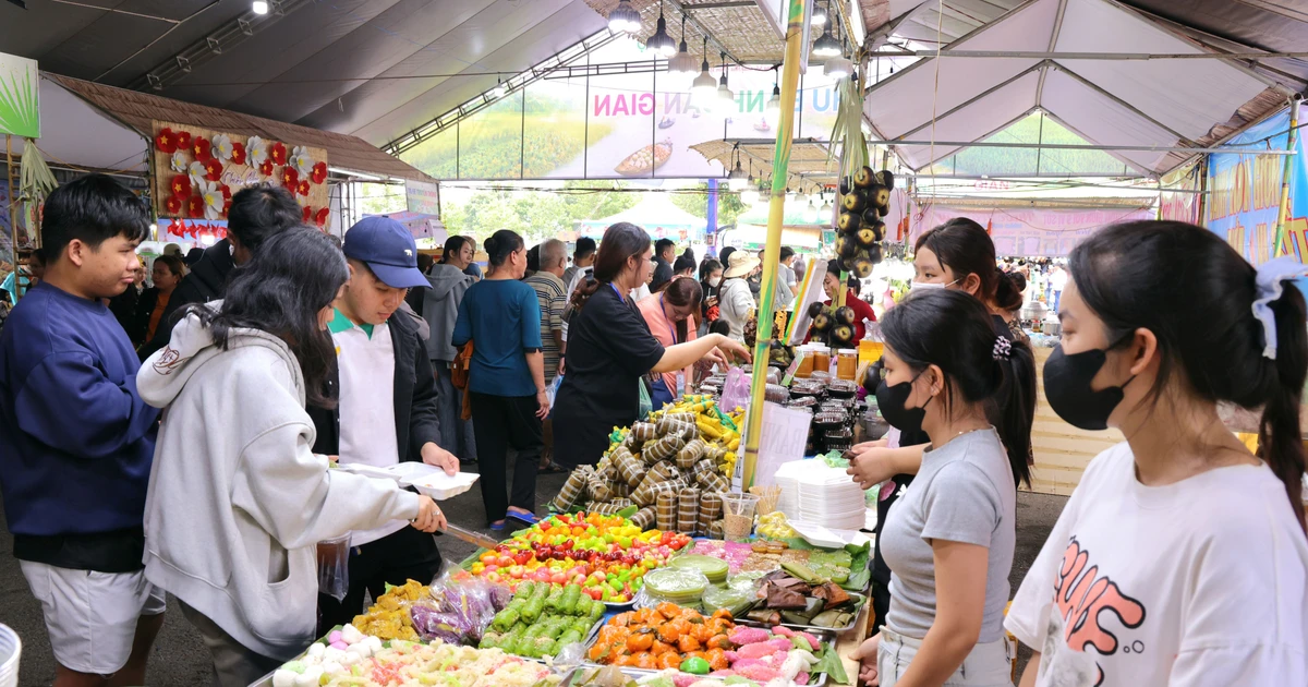 Đông nghịt người tới lễ hội Bánh dân gian Nam Bộ