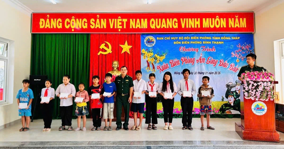 Bộ đội Biên phòng mang hơi ấm đến người dân biên giới vùng sông nước