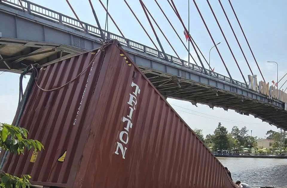Container rơi xuống kênh Chợ Gạo