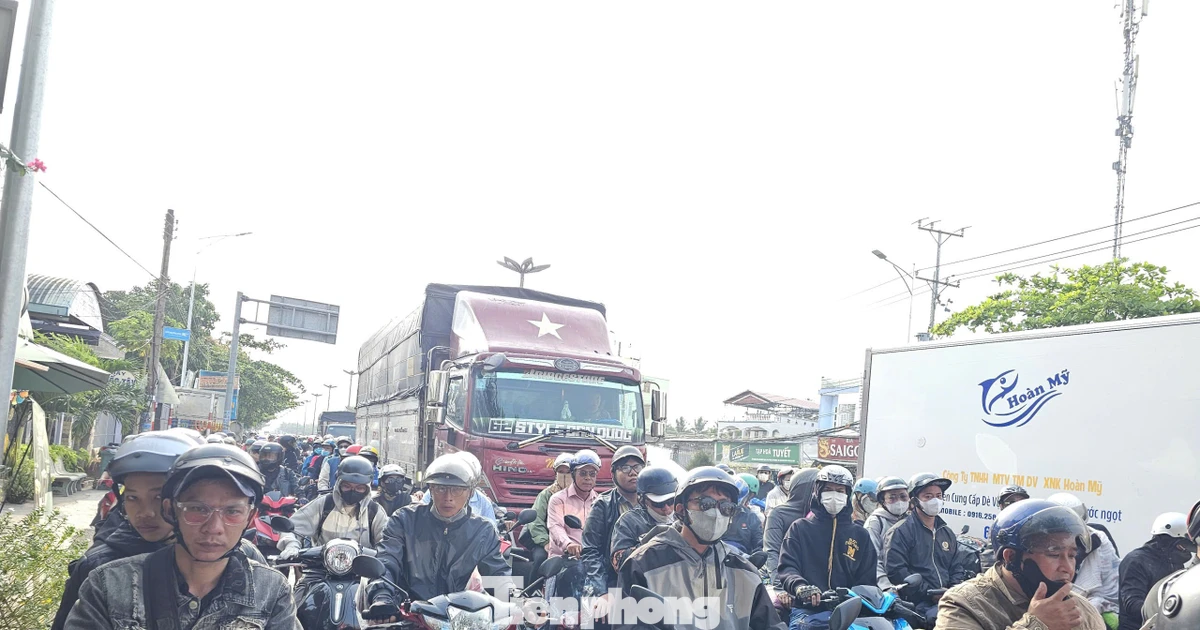 Cửa ngõ miền Tây đông nghẹt xe cộ về quê đón Tết