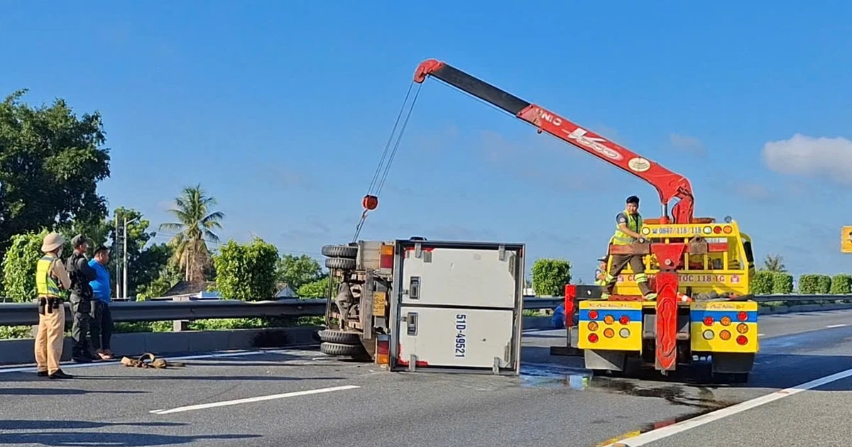 Xe tải nổ lốp lật ngửa trên cao tốc