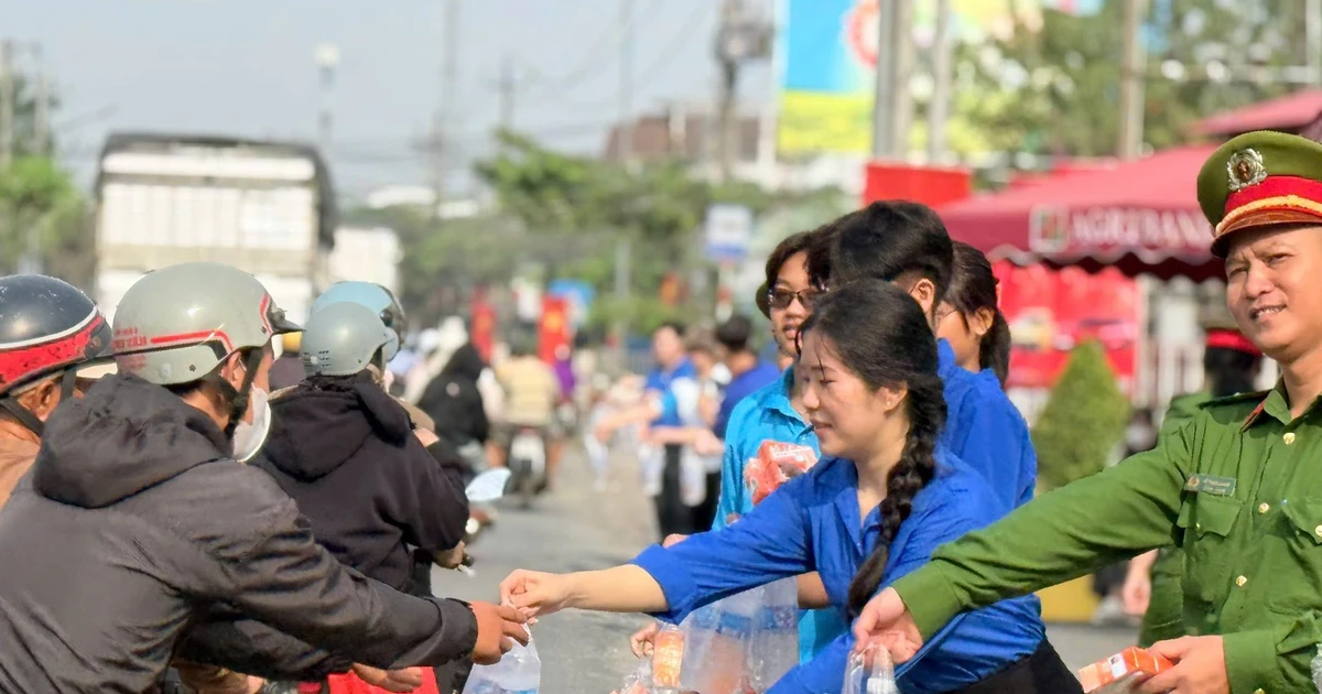 Trạm dừng chân nghĩa tình tiếp sức bà con về quê ăn Tết