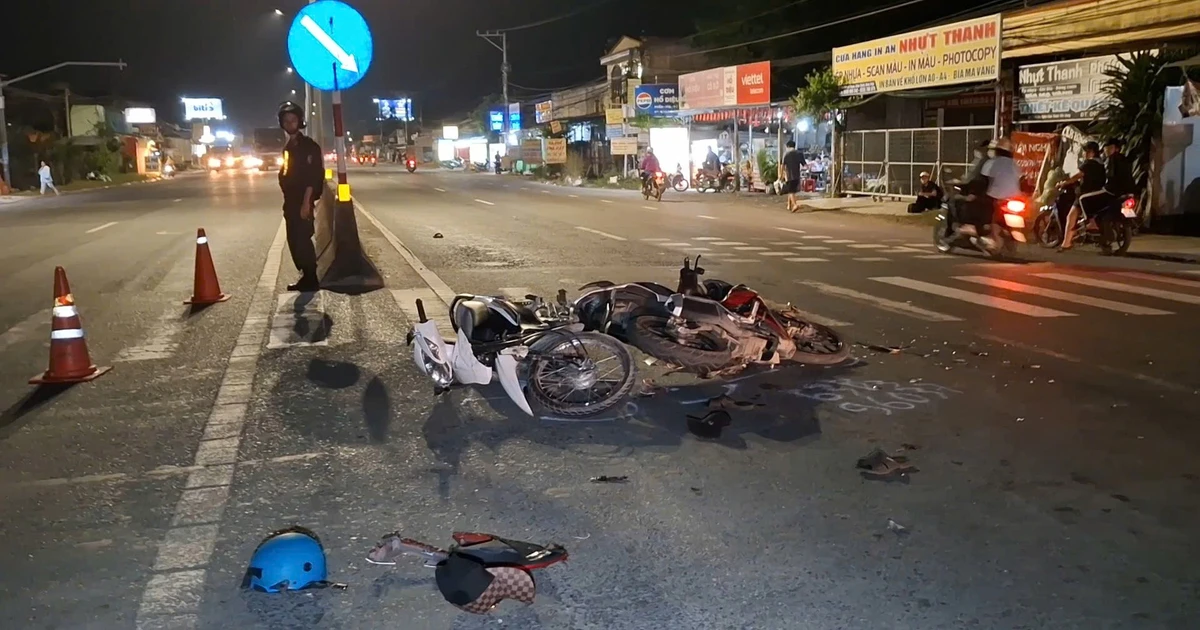 Hai xe máy va chạm trên đường dẫn vào cao tốc, 3 người bị thương nặng