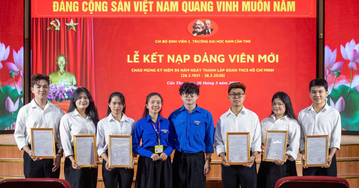 6 sinh viên được kết nạp Đảng đúng ngày sinh nhật Đoàn