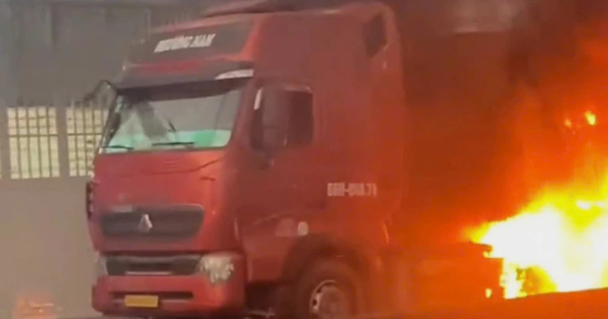 Xe đầu kéo bốc cháy trên quốc lộ 1A