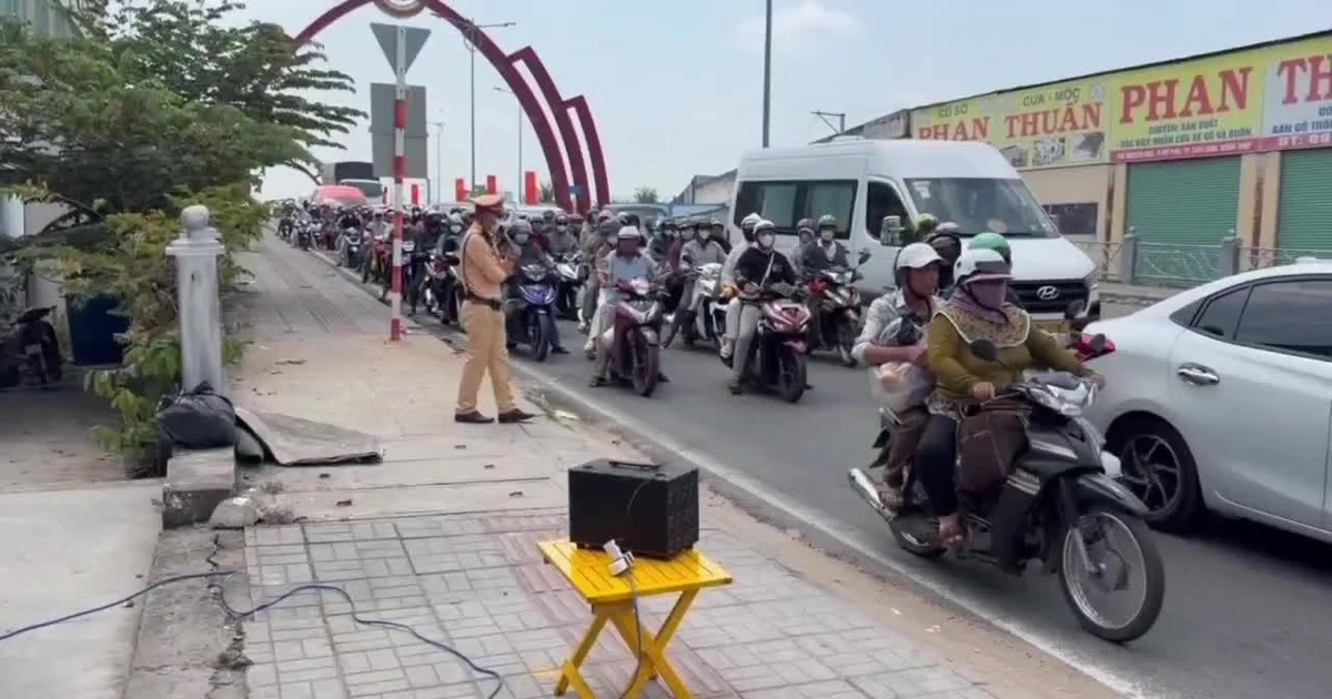 CSGT Đồng Tháp sử dụng loa kẹo kéo phân luồng tránh kẹt xe sau Tết