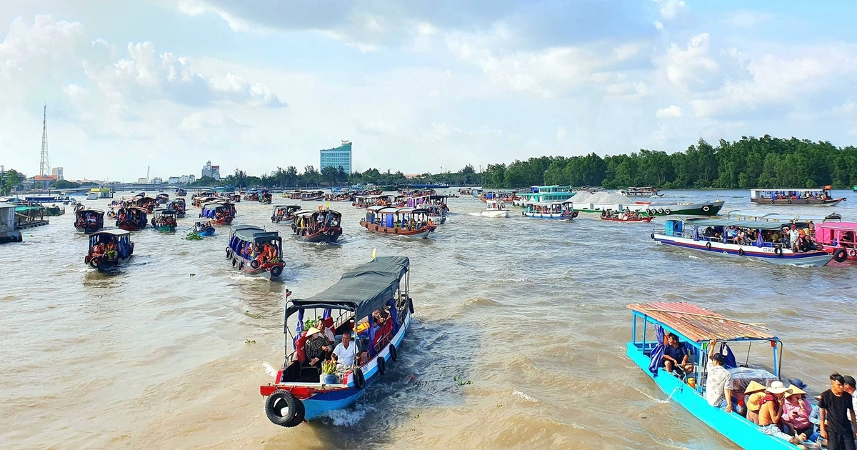 Hàng trăm ghe tàu nối đuôi nhau đổ ra sông Hậu
