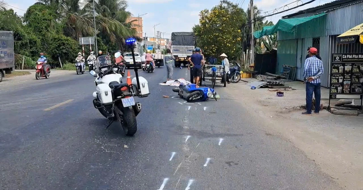 Xe tải đâm vào xe máy và xe ba gác, 2 người thương vong