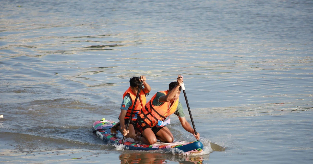 Hơn 200 vận động viên tranh đua thuyền ván SUP tại Cần Thơ