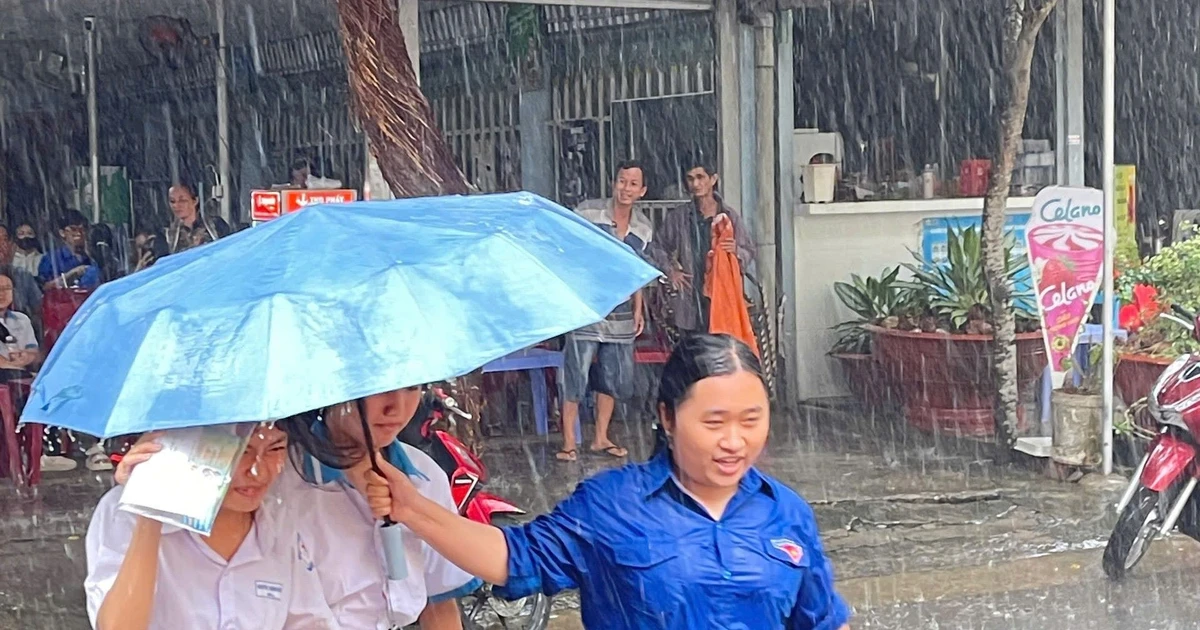 Thanh niên tình nguyện dầm mưa hỗ trợ học sinh thi lớp 10 tại Cần Thơ