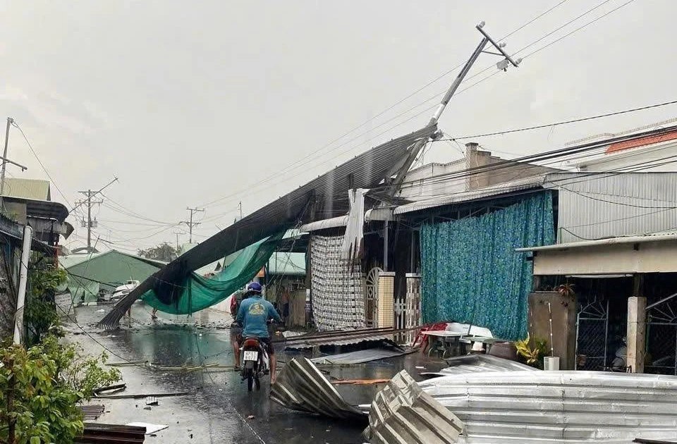 Mưa giông kèm lốc xoáy làm 47 căn nhà bị sập và tốc mái