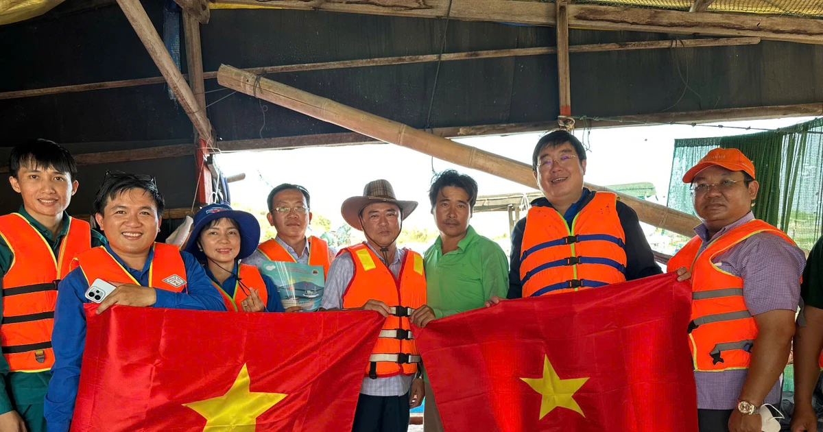 Tuổi trẻ Cần Thơ về với ngư dân nơi đầu sóng