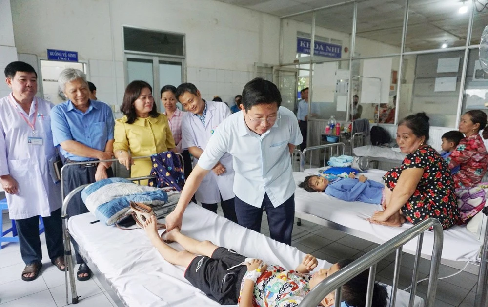 Vụ nghi ngộ độc sau bữa trưa ở trường học: Ca nhập viện lên 69, bộ và tỉnh chỉ đạo khẩn