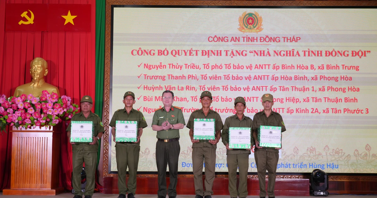 Công an xã và lực lượng bảo vệ an ninh trật tự xúc động nhận nhà nghĩa tình đồng đội