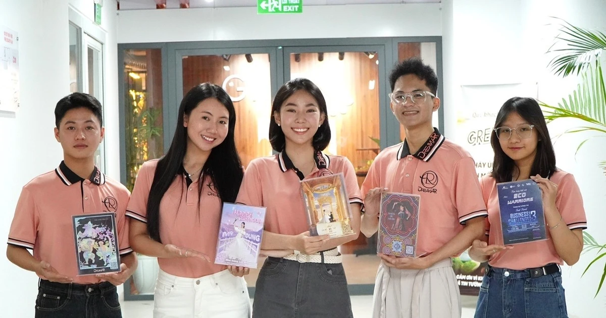 Sinh viên sáng tạo thiệp cưới hiệu ứng 3D độc lạ