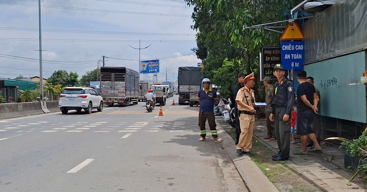 Xe ba gác tông đuôi ô tô tải trên đường dẫn cao tốc, một người tử vong