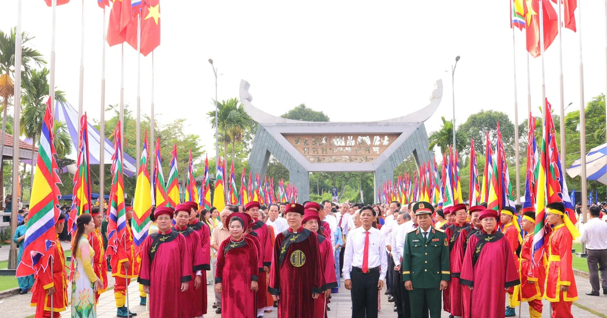 Hàng nghìn người dâng hương các Vua Hùng tại miền Tây