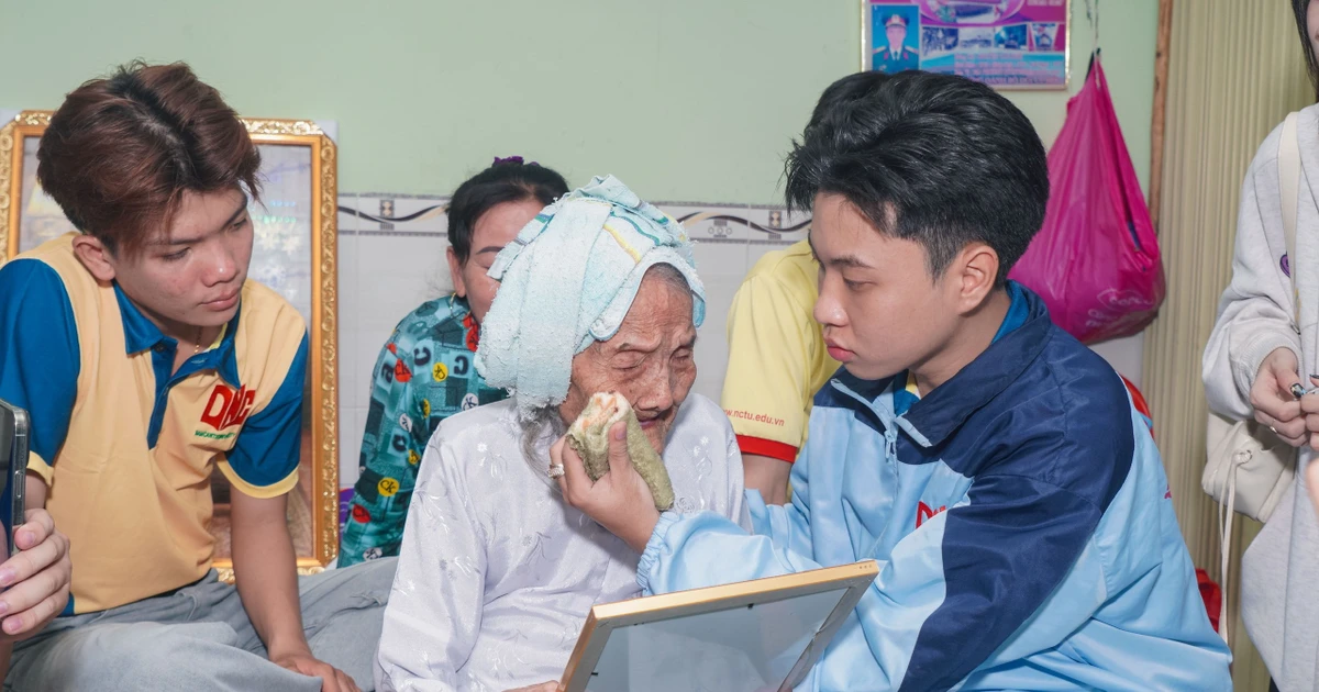 Sinh viên tình nguyện phục dựng ảnh liệt sĩ tại biên giới Đồng Tháp