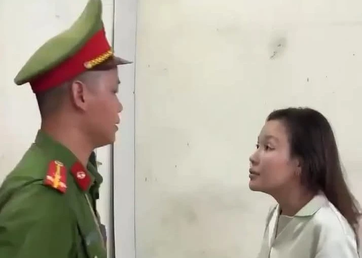 Người phụ nữ chửi bới, hành hung cán bộ công an là ai?