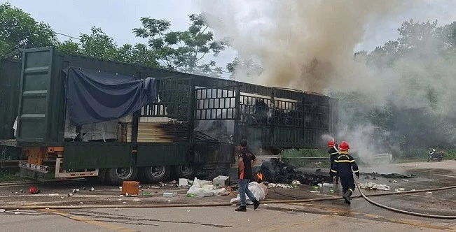 Cháy xe container, phát hiện gần 3 tấn xúc xích 'bẩn'