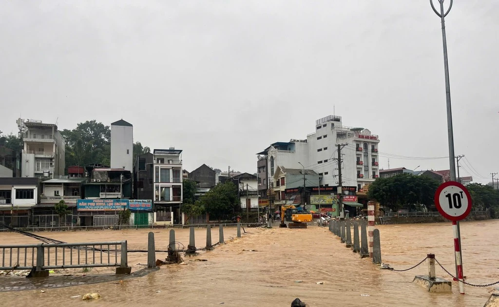 Nước lũ tràn khắp phố phường Cao Bằng