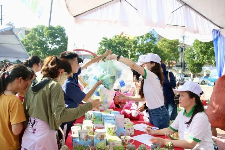 Lạng Sơn rộn ràng 'Đổi rác lấy quà', lan tỏa lối sống không nhựa