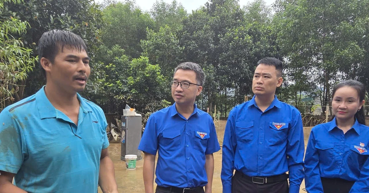 Bỏ tài sản gia đình bị cuốn trôi, một mình chèo thuyền trong lũ cứu người dân