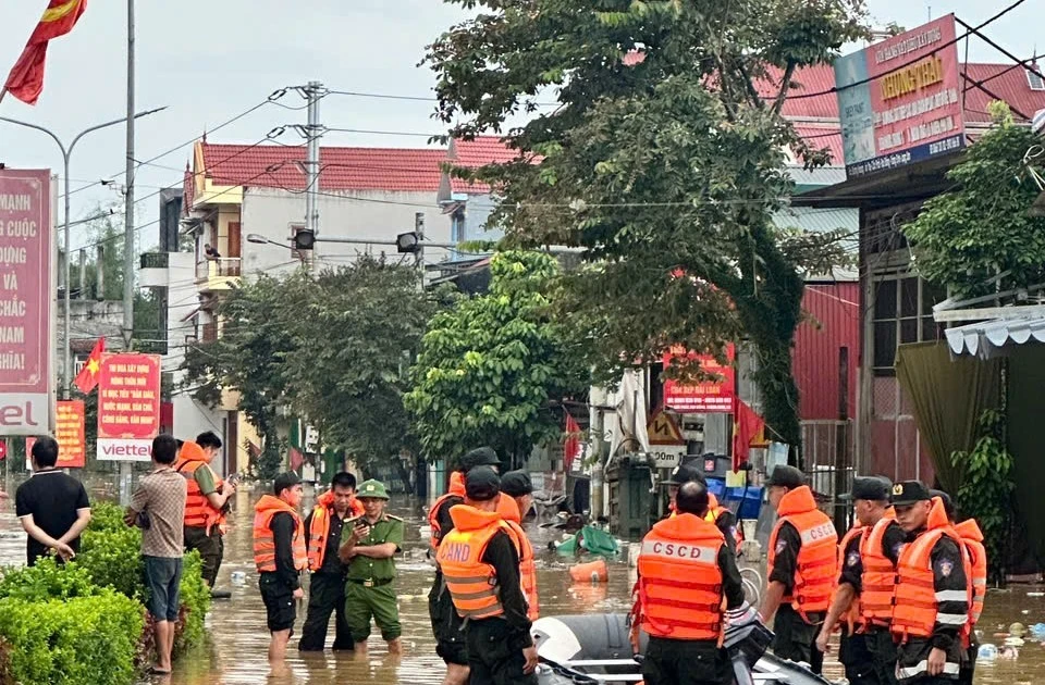 Hàng trăm công an Lạng Sơn hỗ trợ khắc phục vỡ đập Bắc Khê, cứu dân vùng lũ lụt