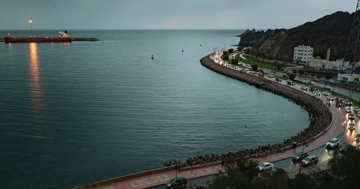 Né tuyến Iran kiểm soát, ba con tàu mở lối đi táo bạo qua eo biển Hormuz