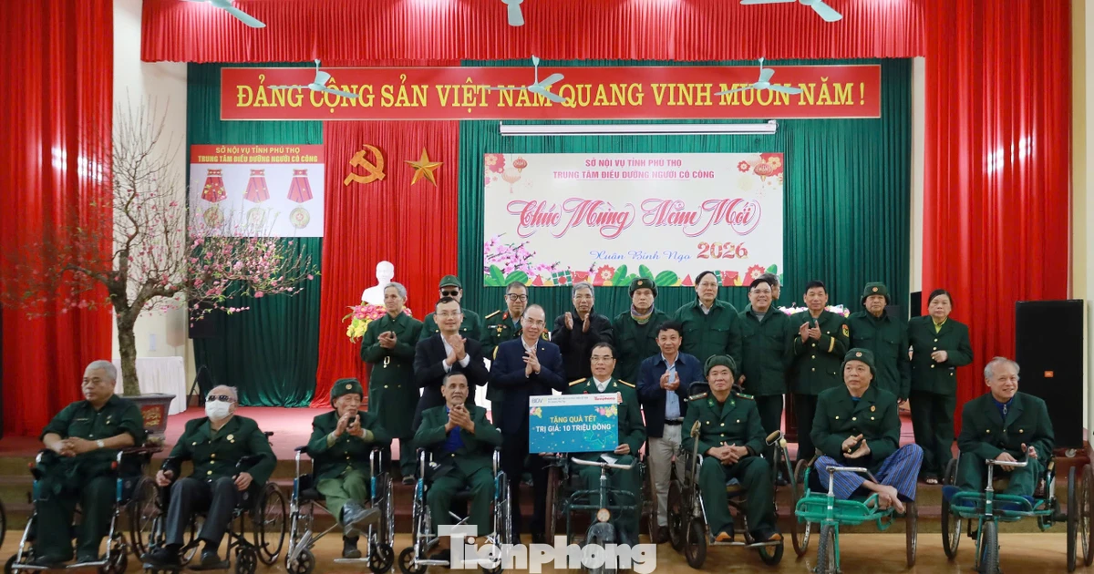 BIDV và Báo Tiền Phong thăm, tặng quà thương bệnh binh nặng tại Phú Thọ