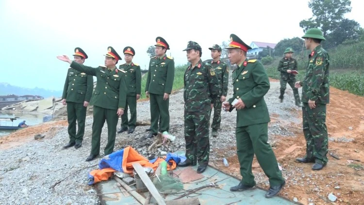 Quân khu 2 khảo sát bắc cầu phao qua sông Lô, đảm bảo giao thông trước Tết