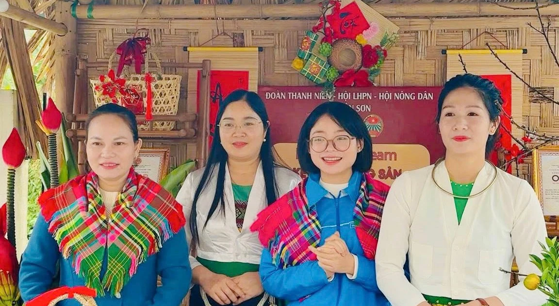 Đoàn thanh niên Đất Tổ livestream bán nông sản địa phương