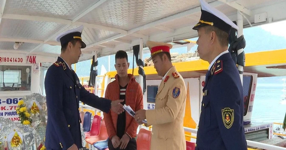 Siết chặt an toàn đường thủy trên hồ Hòa Bình sau vụ lật tàu trên hồ Thác Bà