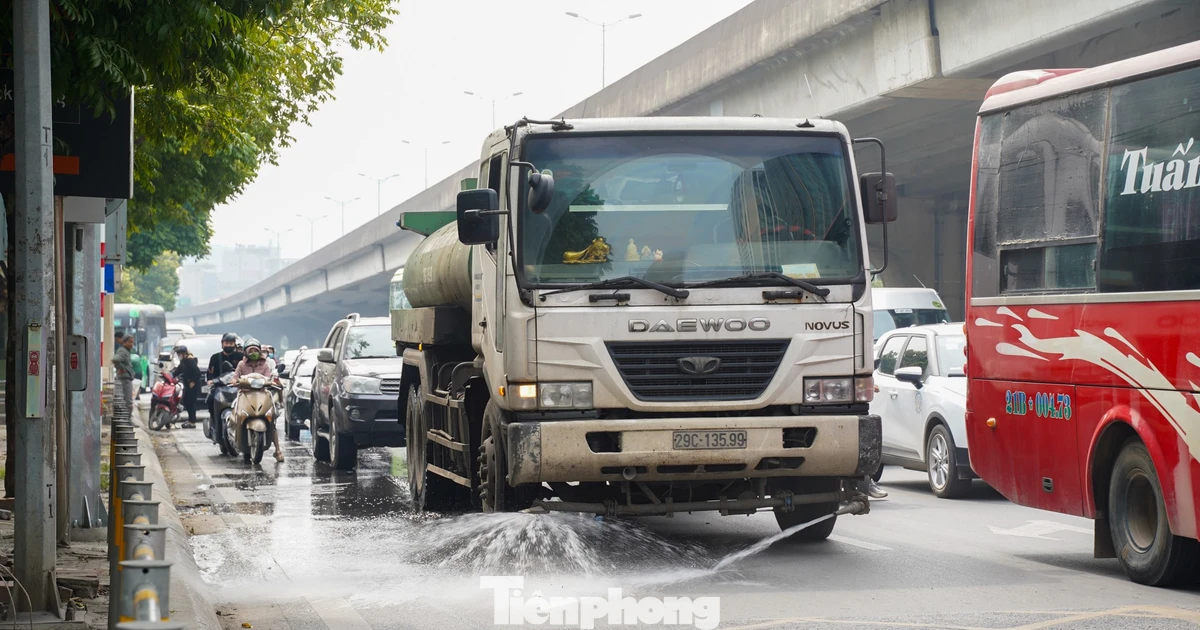 Hà Nội tăng cường xe rửa đường để giảm bụi và cải thiện chất lượng không khí