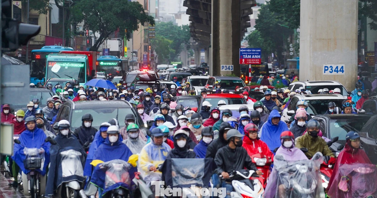 Mưa phùn và sương mù bao phủ, nhiều tuyến phố Hà Nội ùn tắc từ sáng đến trưa