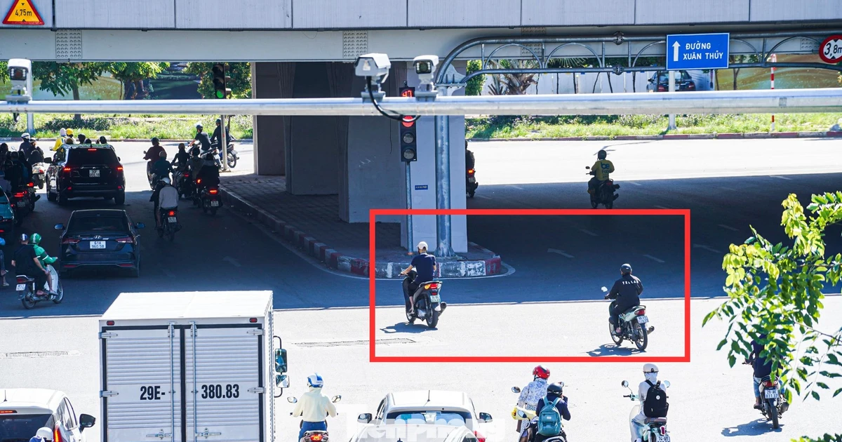 ‘Mắt thần' AI giăng khắp đường phố Hà Nội, người đi xe máy vẫn vô tư vượt đèn đỏ