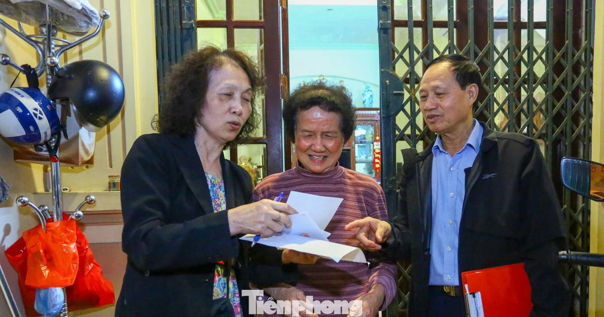 Cán bộ Hà Nội xuyên đêm rà soát danh sách, phát thẻ cử tri tận tay người dân