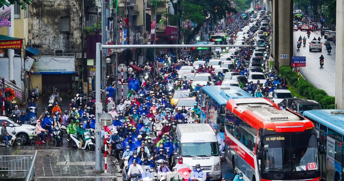 Mưa xuống, xe dồn, phố Hà Nội tắc dài giờ cao điểm