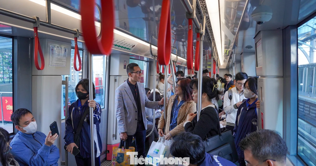 Người dân Hà Nội di chuyển bằng tàu điện, xe buýt để tiết kiệm chi phí