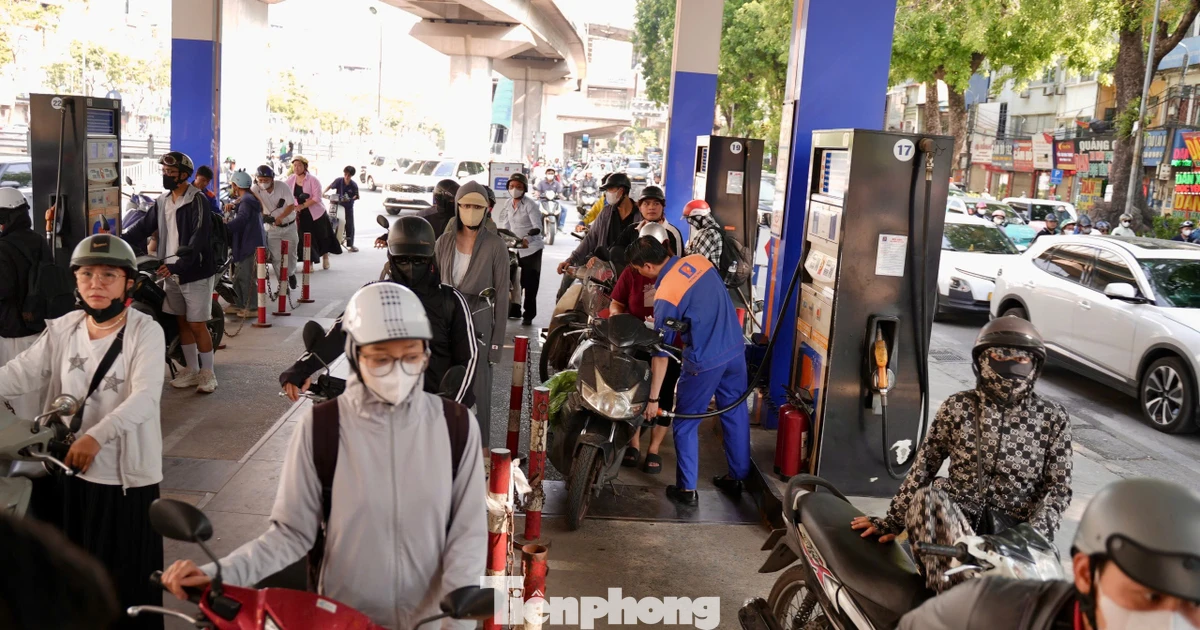Hà Nội: Người dân xếp hàng dài chờ đổ xăng E10