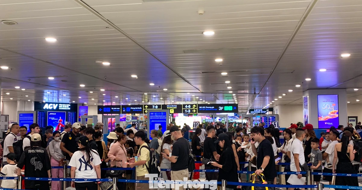 Hình ảnh sân bay Nội Bài trước 'cơn bão' đi lại dịp 30/4