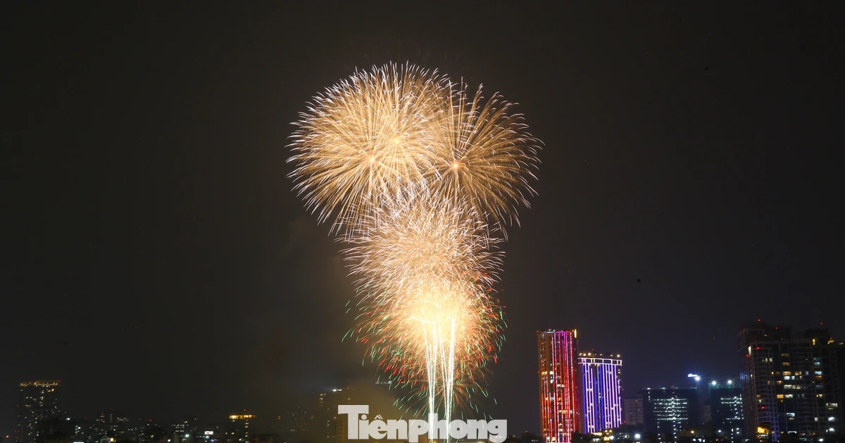 'Bữa tiệc' ánh sáng rực rỡ trên bầu trời Hà Nội chào năm 2026