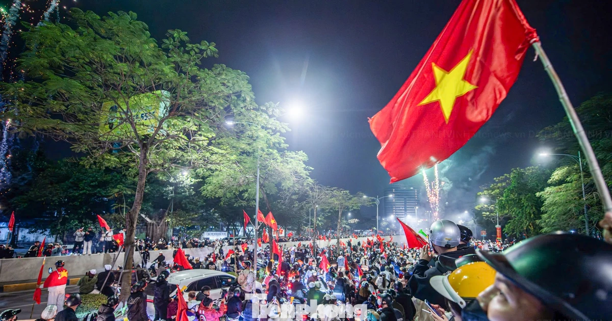 Người hâm mộ Hà Nội xuyên đêm ‘đi bão’ mừng U23 Việt Nam giành HCĐ châu Á