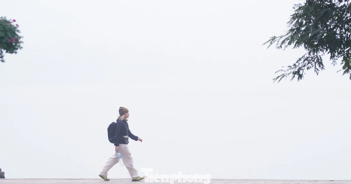 Hà Nội mù sương từ sáng đến chiều, chất lượng không khí ở mức xấu