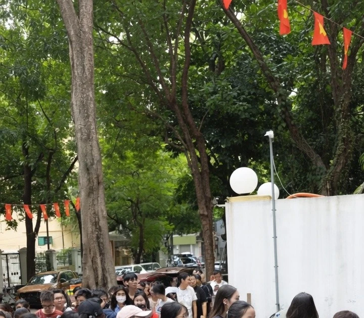 TP NOW: Giới trẻ Hà Nội háo hức xếp hàng nhận vé concert Thanh Xuân